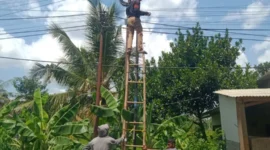 Keterangan poto : Para pekerja pe.asangan kabel jaringam Wi - Fi yang diduga tak mengantongi ijin, di wilayah Kecamatan Ramgkasbitung (Doksus)