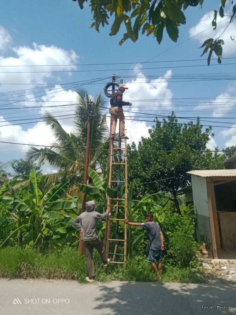 Keterangan poto : Para pekerja pe.asangan kabel jaringam Wi - Fi yang diduga tak mengantongi ijin, di wilayah Kecamatan Ramgkasbitung (Doksus)
