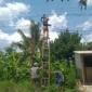 Keterangan poto : Para pekerja pe.asangan kabel jaringam Wi - Fi yang diduga tak mengantongi ijin, di wilayah Kecamatan Ramgkasbitung (Doksus)