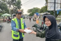 Keterangan poto : Suasana pembagian takjil buaka puasa yang di laksanakan oleh Osis dan Rohis SMK PGRI Rangkasbitung, di Kawasan Alun - alun Rangkasbitung dan sekitarnya pada 11/3/2026