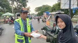 Keterangan poto : Suasana pembagian takjil buaka puasa yang di laksanakan oleh Osis dan Rohis SMK PGRI Rangkasbitung, di Kawasan Alun - alun Rangkasbitung dan sekitarnya pada 11/3/2026