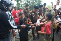 Keterangan foto : Kejari Takalar berbagi saat bulan puasa, Kamis (13/3/2026)