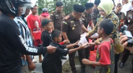 Keterangan foto : Kejari Takalar berbagi saat bulan puasa, Kamis (13/3/2026)