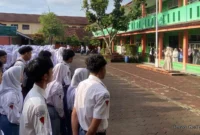 Keterangan poto : Kepsek SMK PGRI Rangkasbitung saat melakukan penutupan kegiatan Pesantren Kilat selama 3 Hari, dan dilanjutlan dengan Buka Bersama (Doksus )