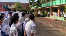 Keterangan poto : Kepsek SMK PGRI Rangkasbitung saat melakukan penutupan kegiatan Pesantren Kilat selama 3 Hari, dan dilanjutlan dengan Buka Bersama (Doksus )