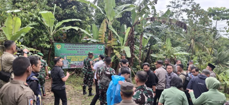 Keterangan foto : Danrem 064 Maulana Yusuf Brigjen Daru Cahyadi Soeprapto didampingi Dandim 0603 Lebak Letkol I Gede Mahendra Subrata, Kamis (5/3/2026)