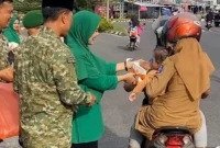Keterangan foto : Komando Resimen Militer (Korem) 045 Garuda Jaya bersama Persatuan Istri Tentara (Persit) Cabang Korem 045 Gaya menggelar kegiatan bagi-bagi takjil sebagai bentuk kepedulian terhadap masyarakat pada bulan suci Ramadan, Selasa (10/3/2026)