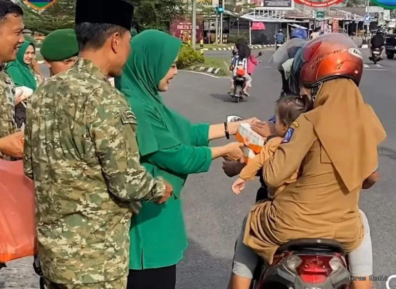 Keterangan foto : Komando Resimen Militer (Korem) 045 Garuda Jaya bersama Persatuan Istri Tentara (Persit) Cabang Korem 045 Gaya menggelar kegiatan bagi-bagi takjil sebagai bentuk kepedulian terhadap masyarakat pada bulan suci Ramadan, Selasa (10/3/2026)
