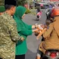 Keterangan foto : Komando Resimen Militer (Korem) 045 Garuda Jaya bersama Persatuan Istri Tentara (Persit) Cabang Korem 045 Gaya menggelar kegiatan bagi-bagi takjil sebagai bentuk kepedulian terhadap masyarakat pada bulan suci Ramadan, Selasa (10/3/2026)