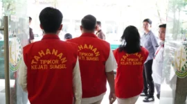 Keterangan foto : Keenam orang tersangka yang terdiri dari pihak perusahaan dan pejabat bank kini telah diserahkan kepada Jaksa Penuntut Umum (JPU) Kejaksaan Negeri Palembang, Senin (9/3/2026)