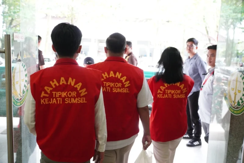 Keterangan foto : Keenam orang tersangka yang terdiri dari pihak perusahaan dan pejabat bank kini telah diserahkan kepada Jaksa Penuntut Umum (JPU) Kejaksaan Negeri Palembang, Senin (9/3/2026)