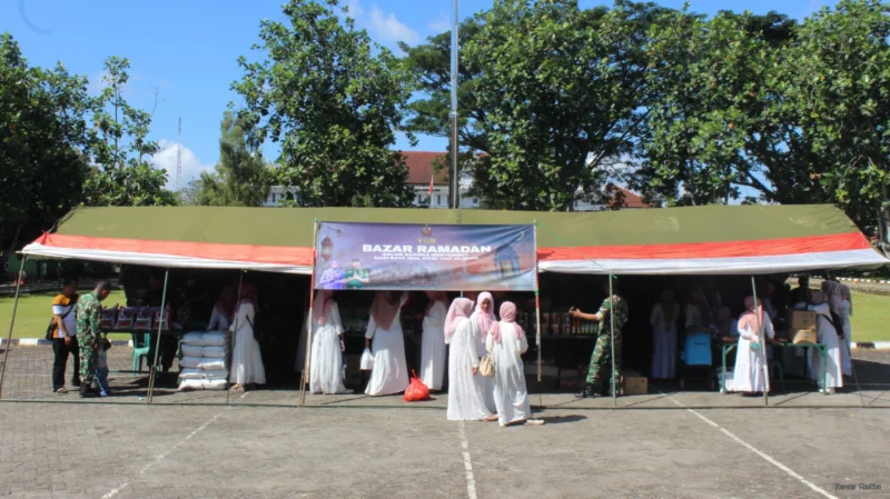 Keterangan foto : Bazar Ramadan TNI Kodim 0601 Pandeglang pada Sabtu (14/3/2026)