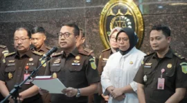Keterangan foto : Kajati Sulsel Dr Didik Farkhan saat konferensi pers, Senin (9/3/2026)