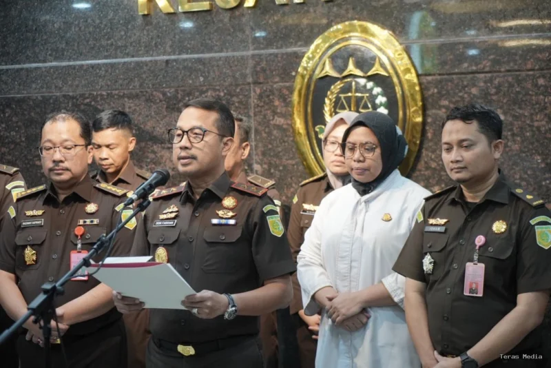 Keterangan foto : Kajati Sulsel Dr Didik Farkhan saat konferensi pers, Senin (9/3/2026)