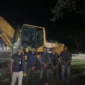 Keterangan foto : tim Subdit I Ditreskrimum Polda Sulbar yang dipimpin Iptu Hasrum menyita satu unit excavator Komatsu PC 210 warna kuning di Afd. Fanta, Dusun Marisa, Desa Lariang, Kecamatan Tikke Raya, Selasa (3/3/2026)