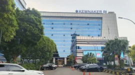 Keterangan foto : Gedung Kemenaker RI, Minggu (27/4/2026)