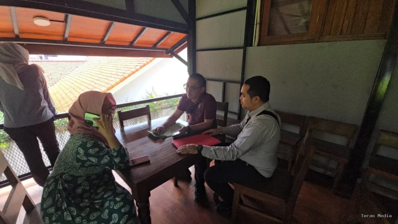 Keterangan foto : Kejari) Jakarta Pusat bersama Tim Tangkap Buronan (Tabur) Kejaksaan Tinggi (Kejati) Daerah Khusus Jakarta berhasil mengamankan Daftar Pencarian Orang (DPO) terpidana kasus penggelapan dan pencucian uang, Indah Harini, pada Rabu (15/4/2026)