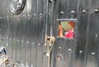 Keterangan foto : sejumlah orang yang mengaku dari tim kurator tiba-tiba mendatangi rumah Bintoro Iduansjah di kawasan Pondok Pinang, Jakarta Selatan, Senin (20/4/2026)