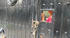 Keterangan foto : sejumlah orang yang mengaku dari tim kurator tiba-tiba mendatangi rumah Bintoro Iduansjah di kawasan Pondok Pinang, Jakarta Selatan, Senin (20/4/2026)