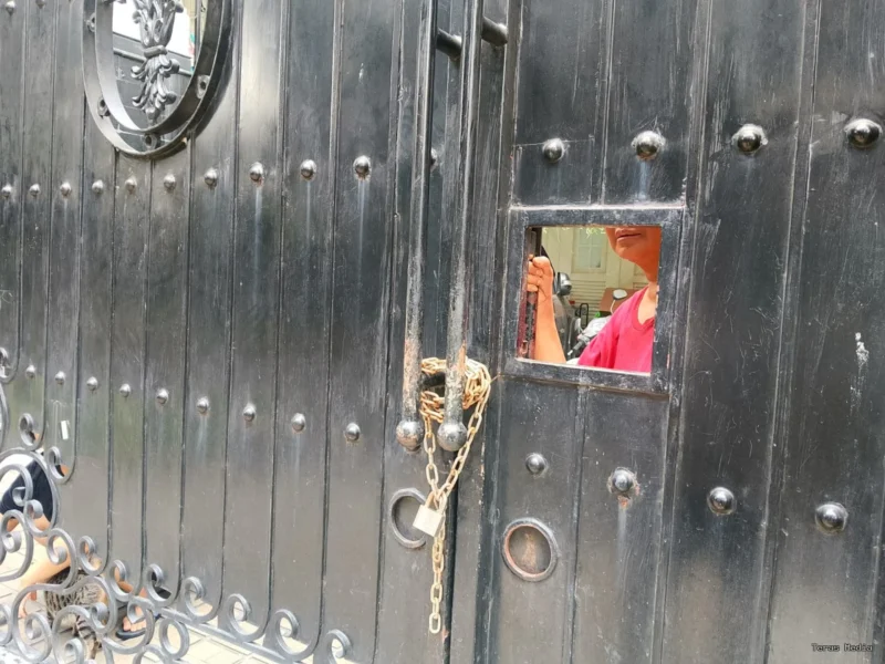 Keterangan foto : sejumlah orang yang mengaku dari tim kurator tiba-tiba mendatangi rumah Bintoro Iduansjah di kawasan Pondok Pinang, Jakarta Selatan, Senin (20/4/2026)