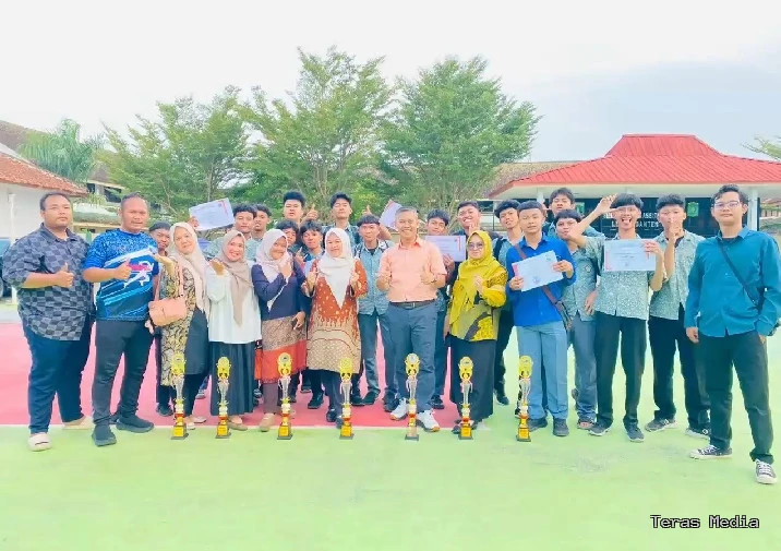 Keterangan poto : Peserta Lomba FL3SN SMK PGRI Rangkasbitung saat berpoto bersama Kepala Sekolah Guru dan Pelatih usai merebut Delapan Juara 2 dan Tiga dalam Lomba FL3SN Tingkat Kabupaten (Doksus)