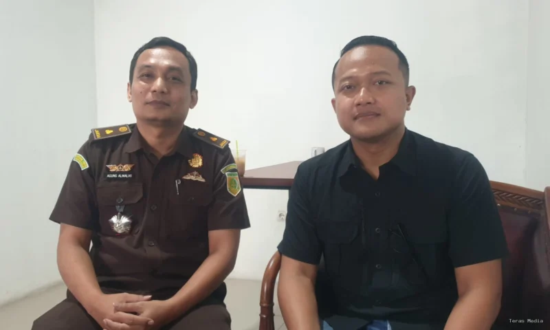 Keterangan foto : Kepala Seksi Tindak Pidana Khusus Kejaksaan Negeri Lebak, Agung Almaliki, didampingi Kepala Seksi Intelijen Yudhit Ksatria Rindyatmaja, Kamis (2/4/2/2026)