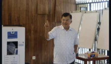 Keterangan foto : Mantan wakil Presiden RI Jusuf Kalla, Minggu (19/4/2026)