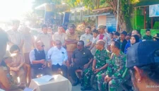 Pertemuan antara Asisten I Setda Kota Sorong Jeremias Gembenop, Kepala BPN Kota Sorong Pamela Tambunan, Ketua DPR Kota Sorong Jhon Lewerisa, Anggota DPR Otsus PBD serta perwakilan Korem 181 PVT dan Daud Saupar bahas penyelesaian status tanah samping swiss-belhotel.
