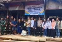 Keterangan foto : Senyum bahagia dan rasa syukur terpancar jelas dari wajah para sesepuh dan warga adat Kanekes, Desa Cibeo, Kecamatan Leuwidamar saat terima bantuan beras dari Bulog, Jumat (17/4/2026)