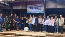 Keterangan foto : Senyum bahagia dan rasa syukur terpancar jelas dari wajah para sesepuh dan warga adat Kanekes, Desa Cibeo, Kecamatan Leuwidamar saat terima bantuan beras dari Bulog, Jumat (17/4/2026)