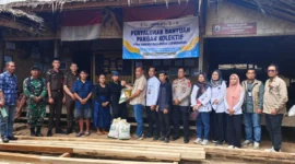 Keterangan foto : Senyum bahagia dan rasa syukur terpancar jelas dari wajah para sesepuh dan warga adat Kanekes, Desa Cibeo, Kecamatan Leuwidamar saat terima bantuan beras dari Bulog, Jumat (17/4/2026)