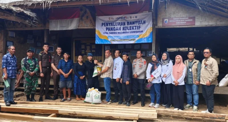 Keterangan foto : Senyum bahagia dan rasa syukur terpancar jelas dari wajah para sesepuh dan warga adat Kanekes, Desa Cibeo, Kecamatan Leuwidamar saat terima bantuan beras dari Bulog, Jumat (17/4/2026)