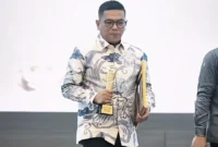 Keterangan foto : Gubernur Andra Soni dengan penuh semangat, Selasa (21/4/2026)