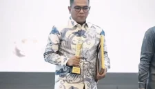 Keterangan foto : Gubernur Andra Soni dengan penuh semangat, Selasa (21/4/2026)