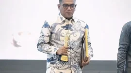 Keterangan foto : Gubernur Andra Soni dengan penuh semangat, Selasa (21/4/2026)