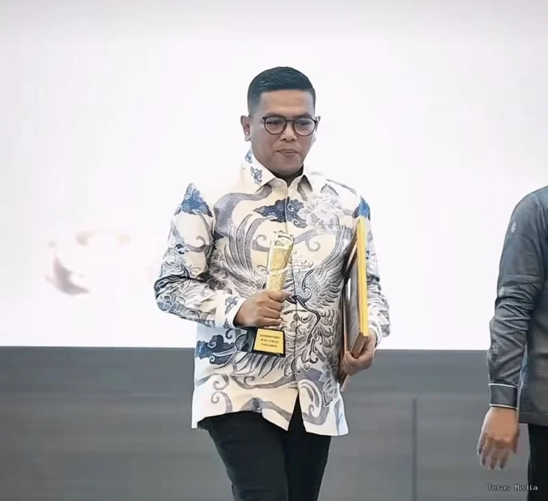 Keterangan foto : Gubernur Andra Soni dengan penuh semangat, Selasa (21/4/2026)