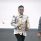 Keterangan foto : Gubernur Andra Soni dengan penuh semangat, Selasa (21/4/2026)