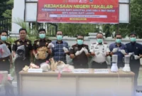 Kejaksaan Negeri (Kejari) Takalar melaksanakan kegiatan pemusnahan barang bukti tindak pidana yang telah memiliki kekuatan hukum tetap (inkracht). Kegiatan ini dilangsungkan di kantor Kejari Takalar, Selasa (7/4/2026),