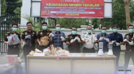 Kejaksaan Negeri (Kejari) Takalar melaksanakan kegiatan pemusnahan barang bukti tindak pidana yang telah memiliki kekuatan hukum tetap (inkracht). Kegiatan ini dilangsungkan di kantor Kejari Takalar, Selasa (7/4/2026),