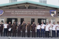 Keterangan foto : Kajati Jabar Dr Hermon Dekristo saat melakukan peninjauan dan inspeksi lapangan ke lokasi pembangunan Pelabuhan Patimban Fase I-2, Kabupaten Subang, pada Senin (20/04/2026)