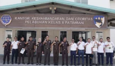 Keterangan foto : Kajati Jabar Dr Hermon Dekristo saat melakukan peninjauan dan inspeksi lapangan ke lokasi pembangunan Pelabuhan Patimban Fase I-2, Kabupaten Subang, pada Senin (20/04/2026)