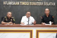 Keterangan foto : Tim Penyidik Bidang Tindak Pidana Khusus mengumumkan dua perkembangan kasus besar dengan menetapkan total 5 (lima) orang sebagai tersangka, Senin (28/4/2026)