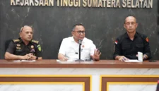 Keterangan foto : Tim Penyidik Bidang Tindak Pidana Khusus mengumumkan dua perkembangan kasus besar dengan menetapkan total 5 (lima) orang sebagai tersangka, Senin (28/4/2026)