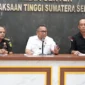 Keterangan foto : Tim Penyidik Bidang Tindak Pidana Khusus mengumumkan dua perkembangan kasus besar dengan menetapkan total 5 (lima) orang sebagai tersangka, Senin (28/4/2026)
