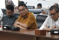 Keterangan foto : Rapat yang digelar ini juga dihadiri oleh perwakilan dari Dinas Sumber Daya Air, Bina Marga, dan Konstruksi Pemerintah Kota Tangerang Selatan, serta para anggota Panitia Khusus Rencana Tata Ruang Wilayah (Pansus RTRW) DPRD Kota Tangsel.