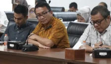 Keterangan foto : Rapat yang digelar ini juga dihadiri oleh perwakilan dari Dinas Sumber Daya Air, Bina Marga, dan Konstruksi Pemerintah Kota Tangerang Selatan, serta para anggota Panitia Khusus Rencana Tata Ruang Wilayah (Pansus RTRW) DPRD Kota Tangsel.