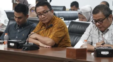 Keterangan foto : Rapat yang digelar ini juga dihadiri oleh perwakilan dari Dinas Sumber Daya Air, Bina Marga, dan Konstruksi Pemerintah Kota Tangerang Selatan, serta para anggota Panitia Khusus Rencana Tata Ruang Wilayah (Pansus RTRW) DPRD Kota Tangsel.