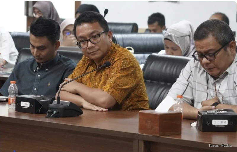 Keterangan foto : Rapat yang digelar ini juga dihadiri oleh perwakilan dari Dinas Sumber Daya Air, Bina Marga, dan Konstruksi Pemerintah Kota Tangerang Selatan, serta para anggota Panitia Khusus Rencana Tata Ruang Wilayah (Pansus RTRW) DPRD Kota Tangsel.