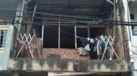 Keterangan foto : Kisah pilu dan penuh tekanan dialami oleh Rosse Lenny Pangaribuan (58), warga Jalan Kincir Raya No. 17, RT 02/RW 06, Kelurahan Cengkareng Timur, Selasa (7/4/2026)