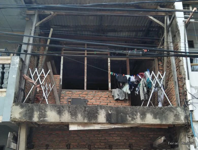 Keterangan foto : Kisah pilu dan penuh tekanan dialami oleh Rosse Lenny Pangaribuan (58), warga Jalan Kincir Raya No. 17, RT 02/RW 06, Kelurahan Cengkareng Timur, Selasa (7/4/2026)